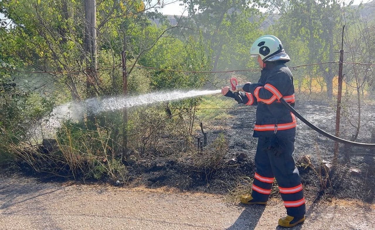ÇANKIRI’DA BİR EVİN BAHÇESİNDE ÇIKAN YANGIN İTFAİYE EKİPLERİ, TARAFINDAN EVE SIÇRAMADAN...