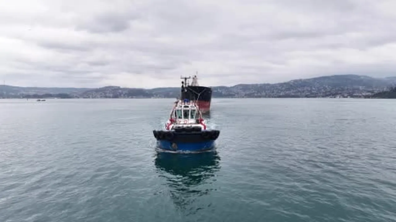 Karadeniz'de İHA saldırısına uğrayan "MV Aroyat" İstanbul Boğazı'ndan geçti
