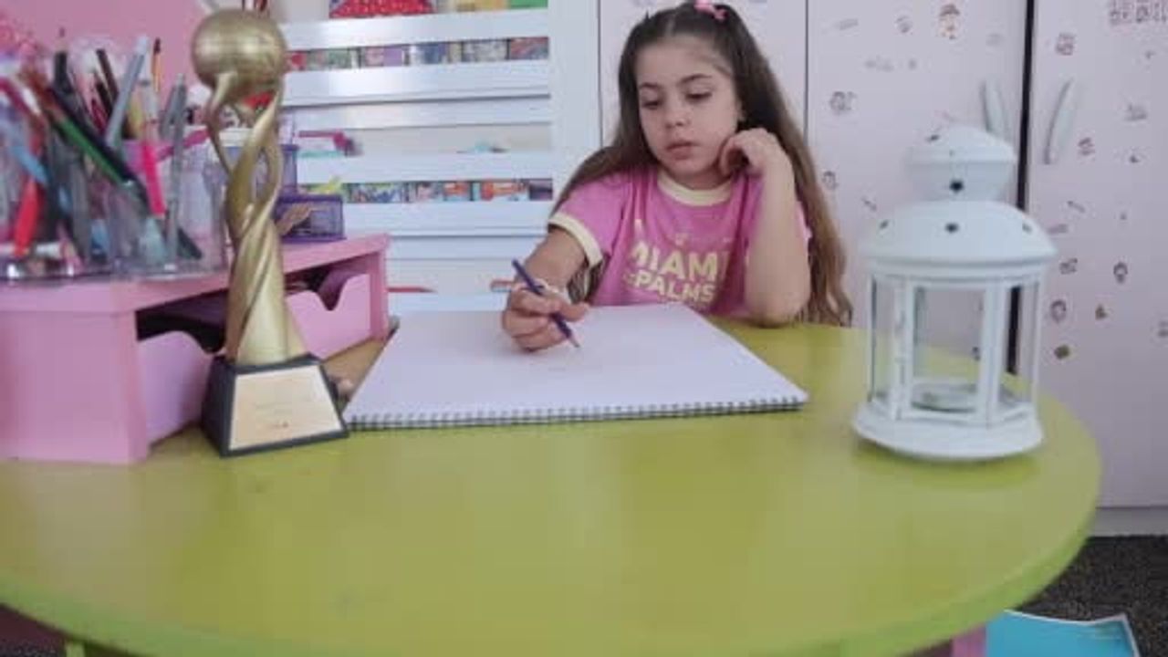 8 yaşındaki Ressam Asya 300 bin rakibini geride bırakarak dünya birincisi oldu