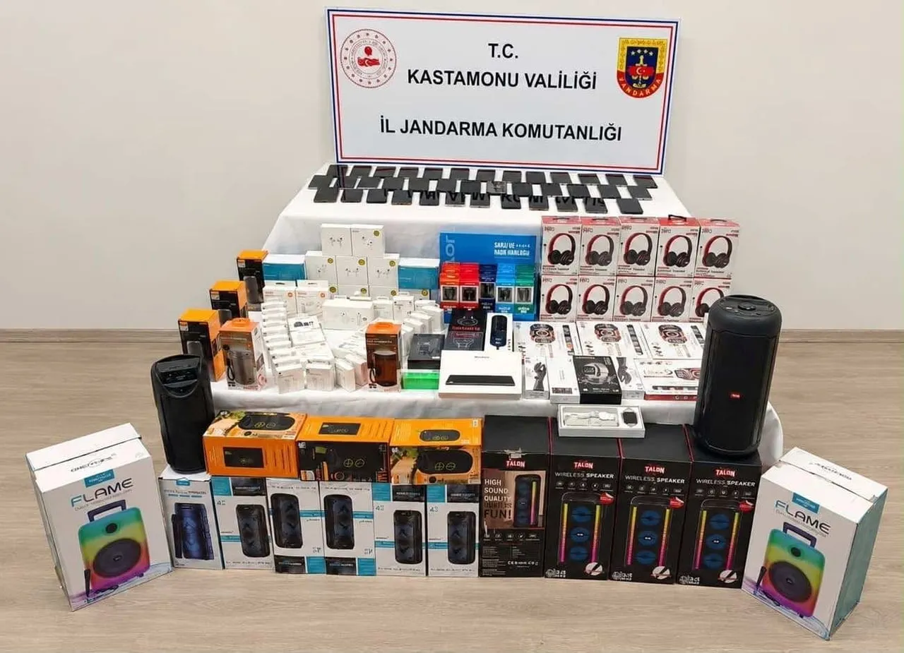 KASTAMONU'DA ÇOK SAYIDA KAÇAK ELEKTRONİK ÜRÜN ELE GEÇİRİLDİ.