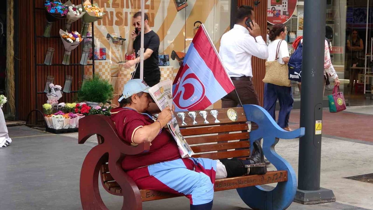 BORDO-MAVİLİ TARAFTARLAR, SALAH'IN KENTE GELİŞİNİ SABIRSIZLIKLA BEKLERKEN, HAVALİMANINDA YAPILACAK...