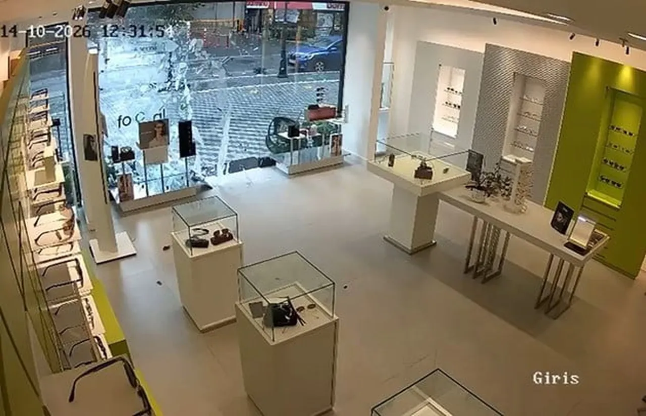 BEYLİKDÜZÜ İLÇESİNDE ŞİDDETLİ RÜZGAR NEDENİYLE GÖZLÜKÇÜNÜN CAM KAPISI KIRILDI.