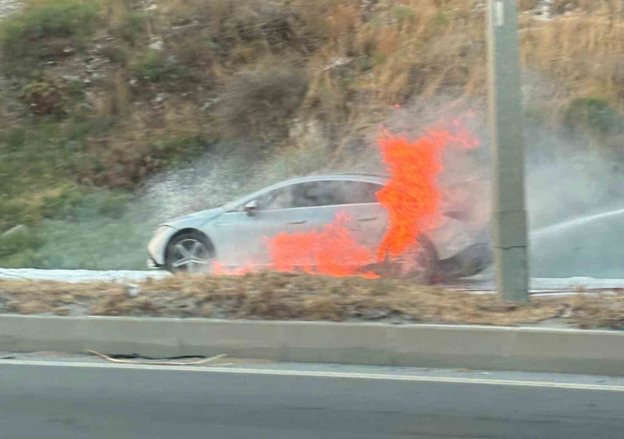 AYDIN'IN SÖKE İLÇESİNDE SEYİR HALİNDE BİR OTOMOBİLDE ÇIKAN YANGINDA ARAÇTA MADDİ HASAR MEYDANA...