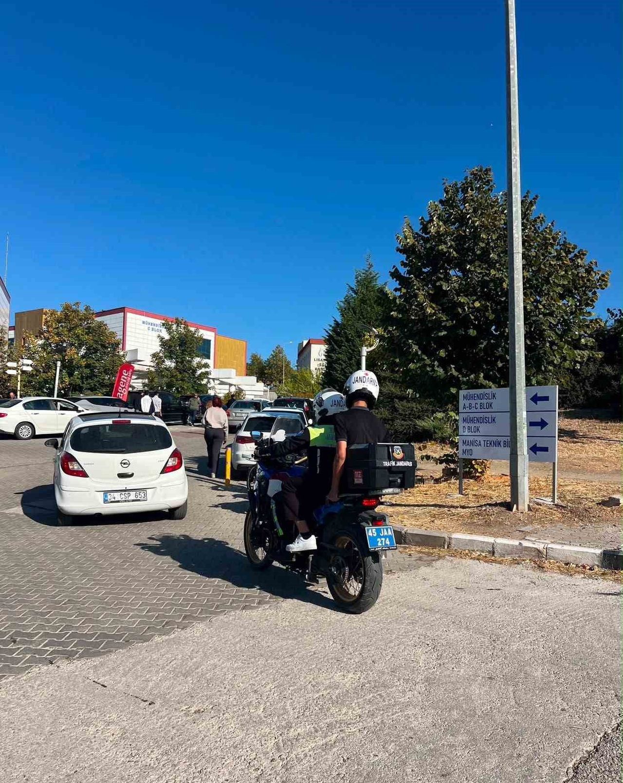 MANİSA'DA KAMU PERSONELİ SEÇME SINAVI'NA (KPSS) GİRMEK ÜZERE SINAV MERKEZİNE GELEN ANCAK KİMLİĞİNİ...