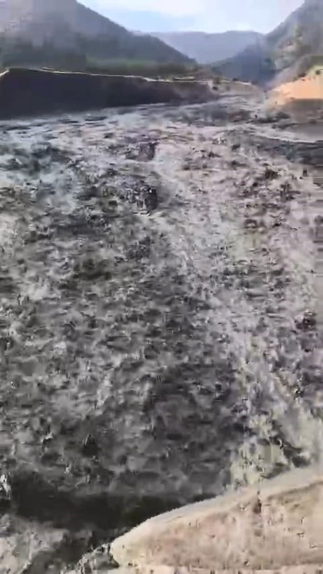 ELAZIĞ’DA DÜN SABAH BAŞLAYAN VE HALEN ARA ARA DEVAM EDEN SAĞANAK YAĞIŞTAN DOLAYI PALU İLÇESİNDE...