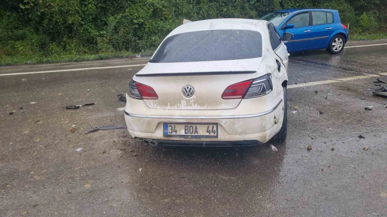 ZONGULDAK’IN ÇAYCUMA İLÇESİ KARAYOLUNDA KONTROLDEN ÇIKAN OTOMOBİL BARİYERLERE ÇARPTI. KAZADA...