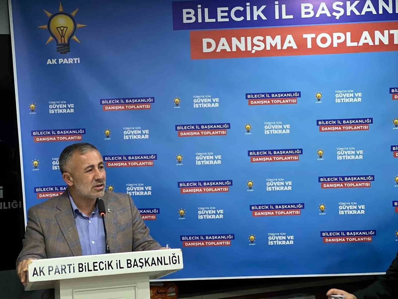 AK PARTİ BİLECİK’TE DANIŞMA MECLİSİ TOPLANTISI GERÇEKLEŞTİRİLDİ AK PARTİ BİLECİK İL BAŞKANI SERKAN...