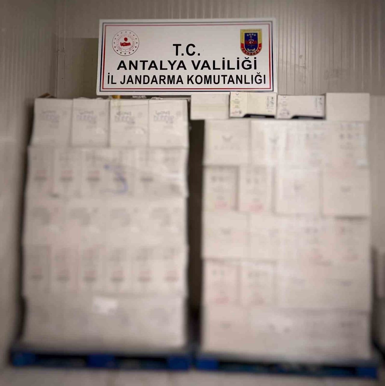 ANTALYA'DA JANDARMA EKİPLERİNCE YAPILAN OPERASYONDA ÇOK MİKTARDA KAÇAK ALKOL ELE GEÇİRİLDİ.