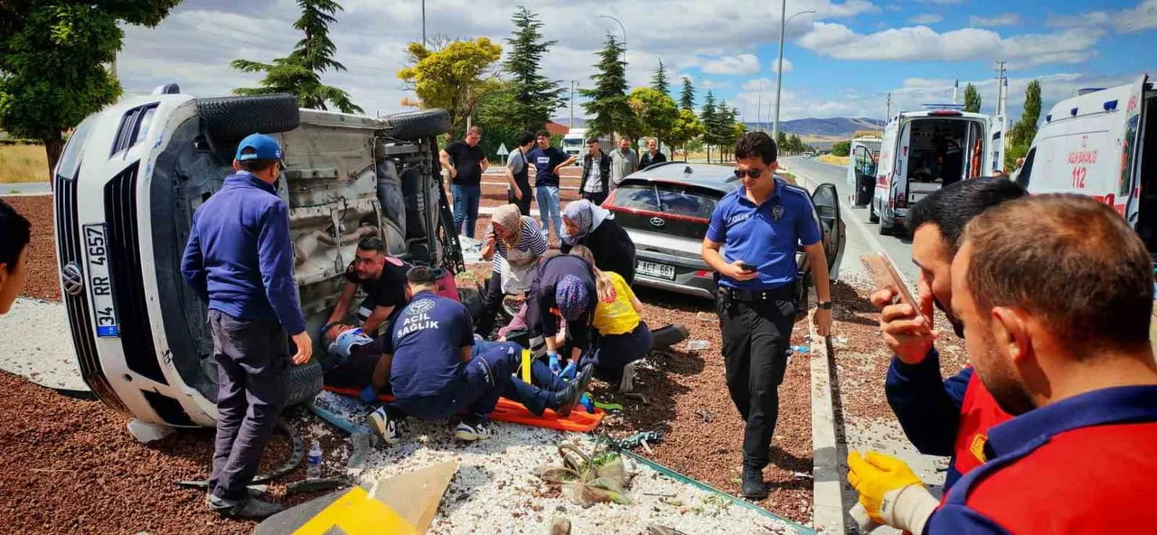 AFYONKARAHİSAR'DA İKİ OTOMOBİLİN ÇARPIŞMASI SONUCU MEYDANA GELEN TRAFİK KAZASINDA 7 KİŞİ...