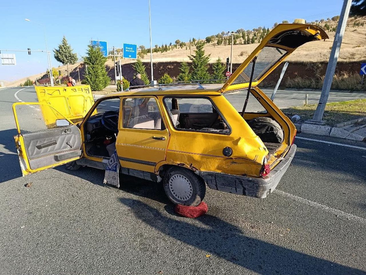 ELAZIĞ’DA İKİ OTOMOBİLİN ÇARPIŞMASI SONUCU MEYDANA GELEN TRAFİK KAZASINDA, 1 KİŞİ HAYATINI...