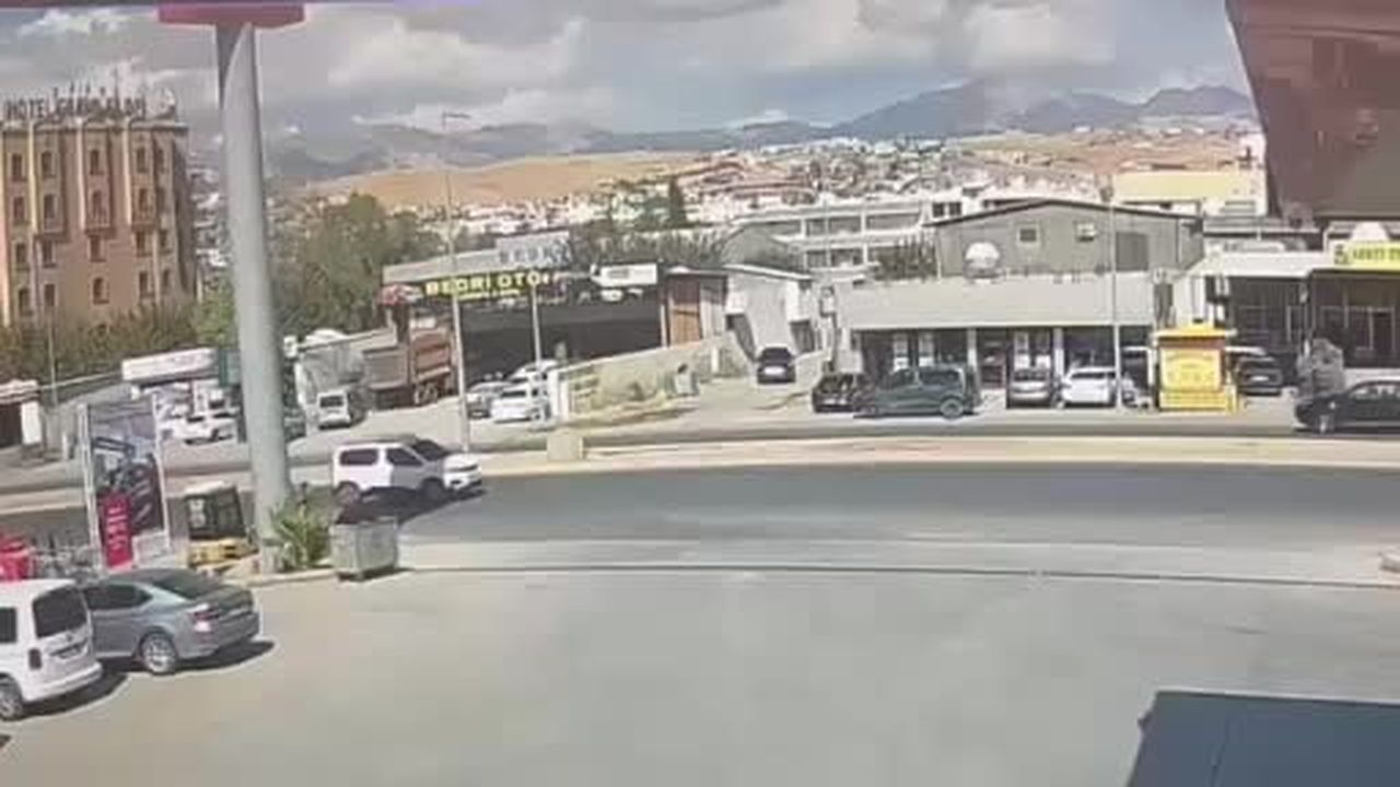 Feci kaza kamerada: Otomobil 15 yaşındaki çocuğun üzerinden geçti