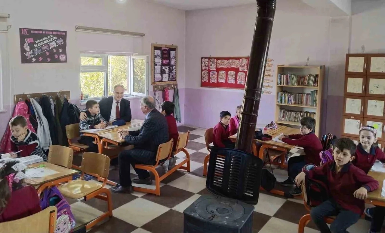 ASLANAPA KAYMAKAMI TOSUN, ÖĞRENCİLERLE BİR ARAYA GELDİ