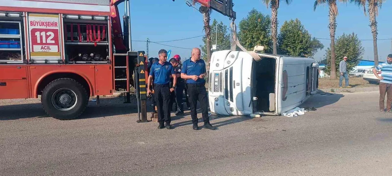 CEYHAN İLÇESİNDE MİNİBÜS İLE OTOMOBİLİN ÇARPIŞMASI SONUCU 1 KİŞİ YAŞAMINI YİTİRDİ, 3 KİŞİ...