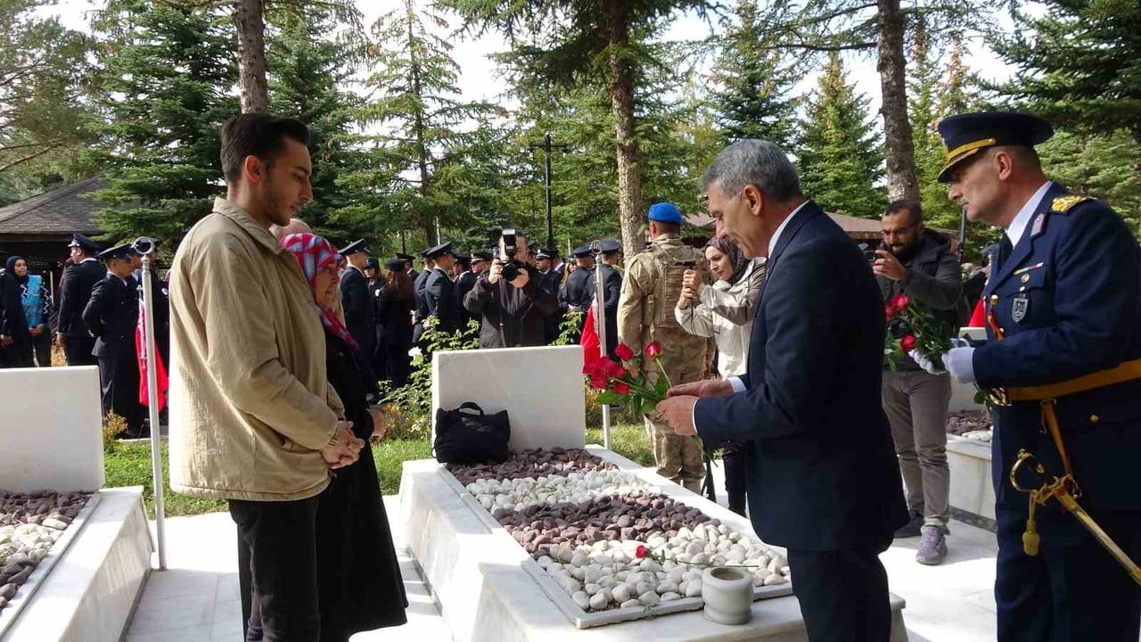 YOZGAT'TA 29 EKİM CUMHURİYET BAYRAMI KUTLAMALARI KAPSAMINDA ATATÜRK ANITINA ÇELENK SUNULURKEN...