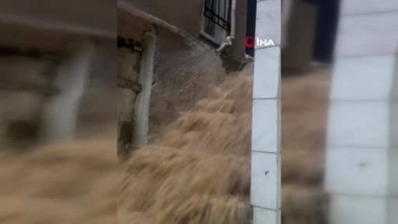 Sarıyer’de dere taştı: Araçlar sürüklendi, mahsur kalanlar halatlarla kurtarıldı