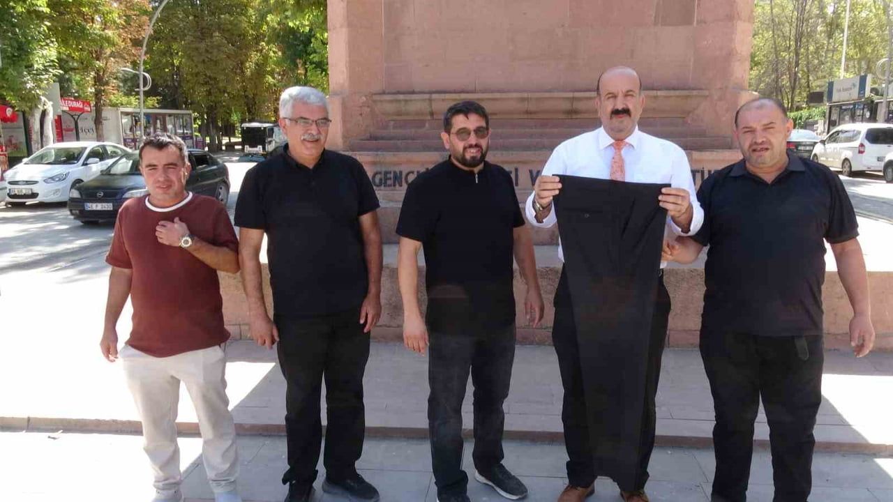 MALATYA'DAKİ ATATÜRK ANITI'NDA YER ALAN ÇIPLAK ERKEK FİGÜRÜNE TEPKİ GÖSTEREN BİR GRUP VATANDAŞ...