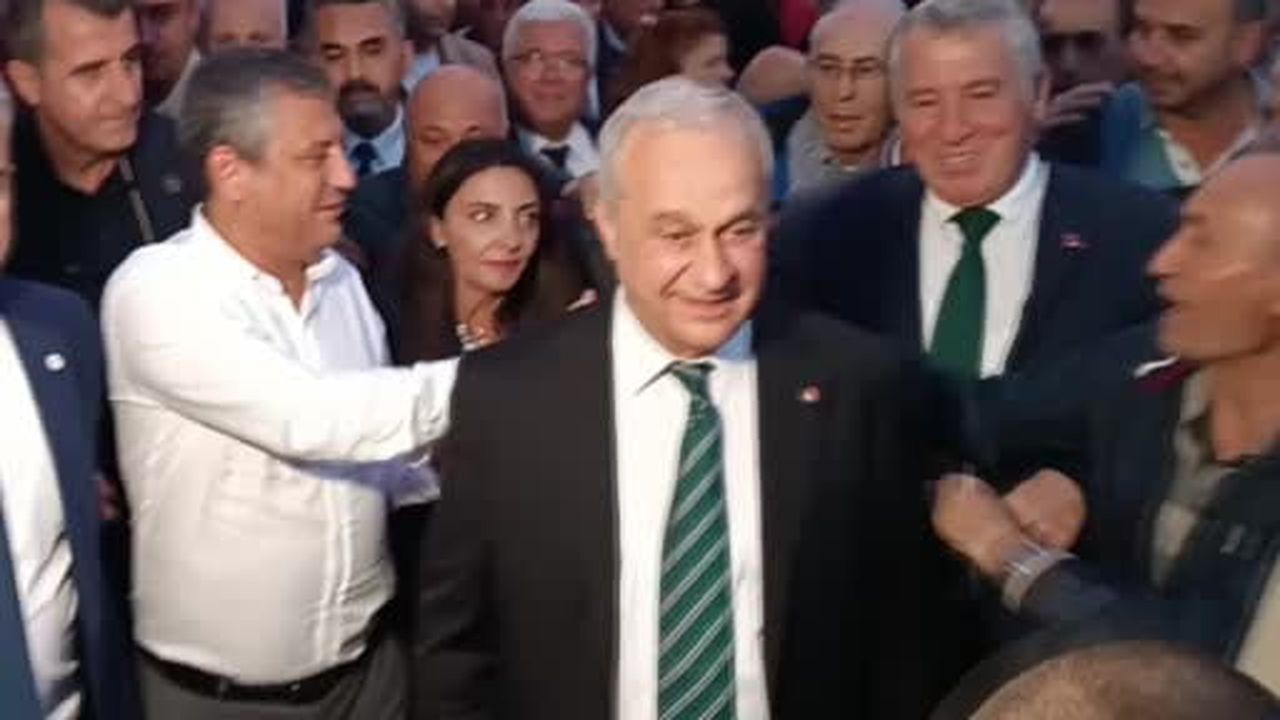 Yeni Parti Genel Başkanı Özel'in söylediklerinden çok yaptığı hareketler ve girdiği diyaloglar ses...