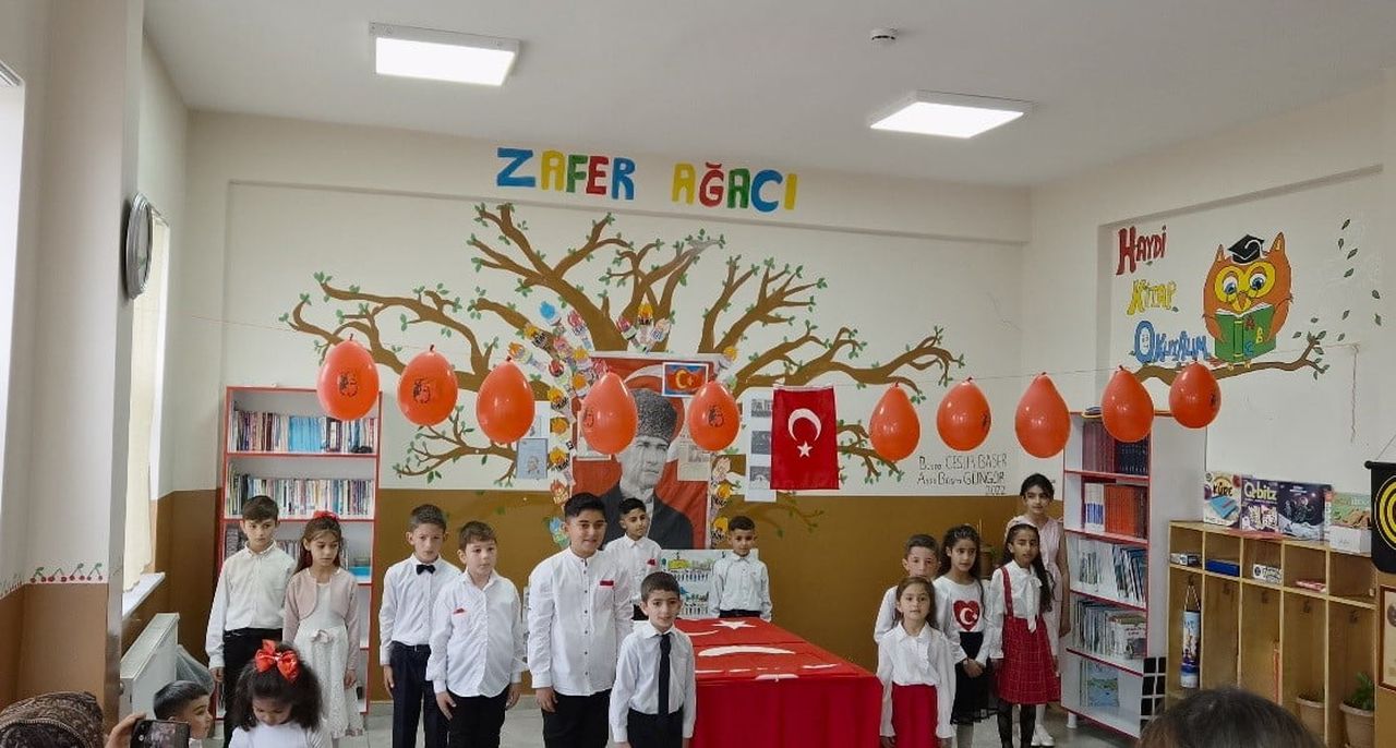 MİNİK YÜREKLERDEN CUMHURİYET’E ANLAMLI ARMAĞAN: İSTİKLAL MARŞI’NIN 10 KITASINI...