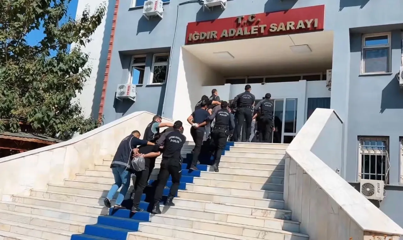 IĞDIR İL EMNİYET MÜDÜRLÜĞÜNCE TARAFINDA 27 GÜNDE GERÇEKLEŞTİRİLEN ÇALIŞMALAR KAPSAMINDA 46 ARANAN...