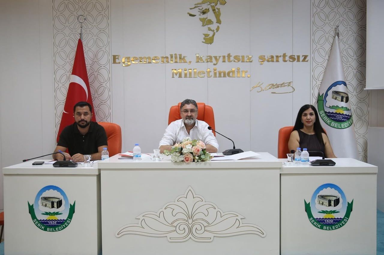 BELEDİYE BAŞKANI OP. DR. KADİR KUMBUL (ORTADA), MECLİS TOPLANTISINDA AÇIKLAMA YAPTI