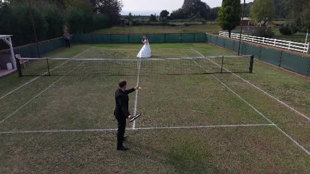 Tenis kortlu köyde gelinlik ve damatlıkla maç yaptılar