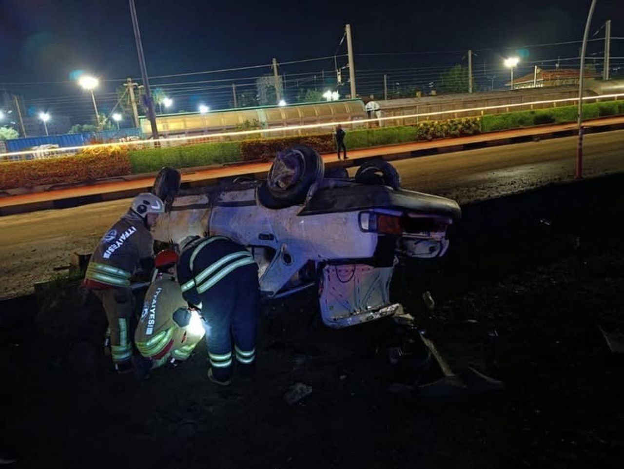 İSKENDERUN’DA TAKLA ATAN OTOMOBİLDE YARALANAN 3 KİŞİ KURTARILARAK SAĞLIK EKİPLERİNE TESLİM...