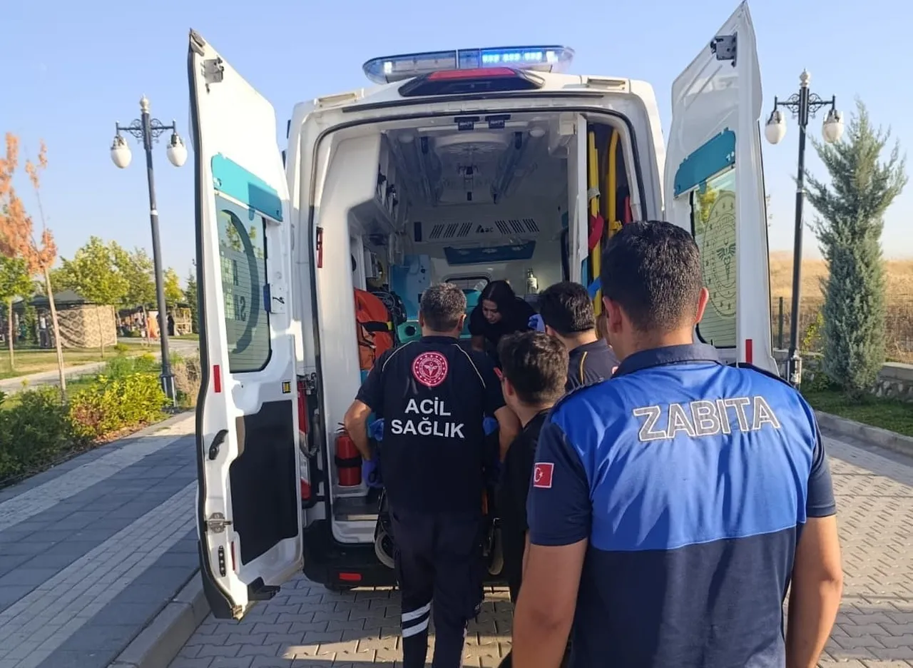 MALATYA'DA RAHATSIZLANAN VATANDAŞA ZABITA EKİPLERİNDEN HIZLI MÜDAHALE