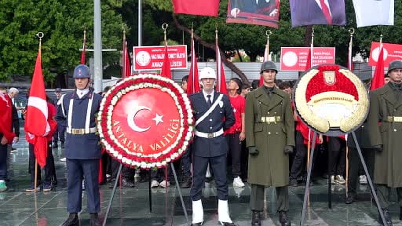 Antalya'da Cumhuriyet Bayramı kutlamaları çelenk töreniyle başladı
