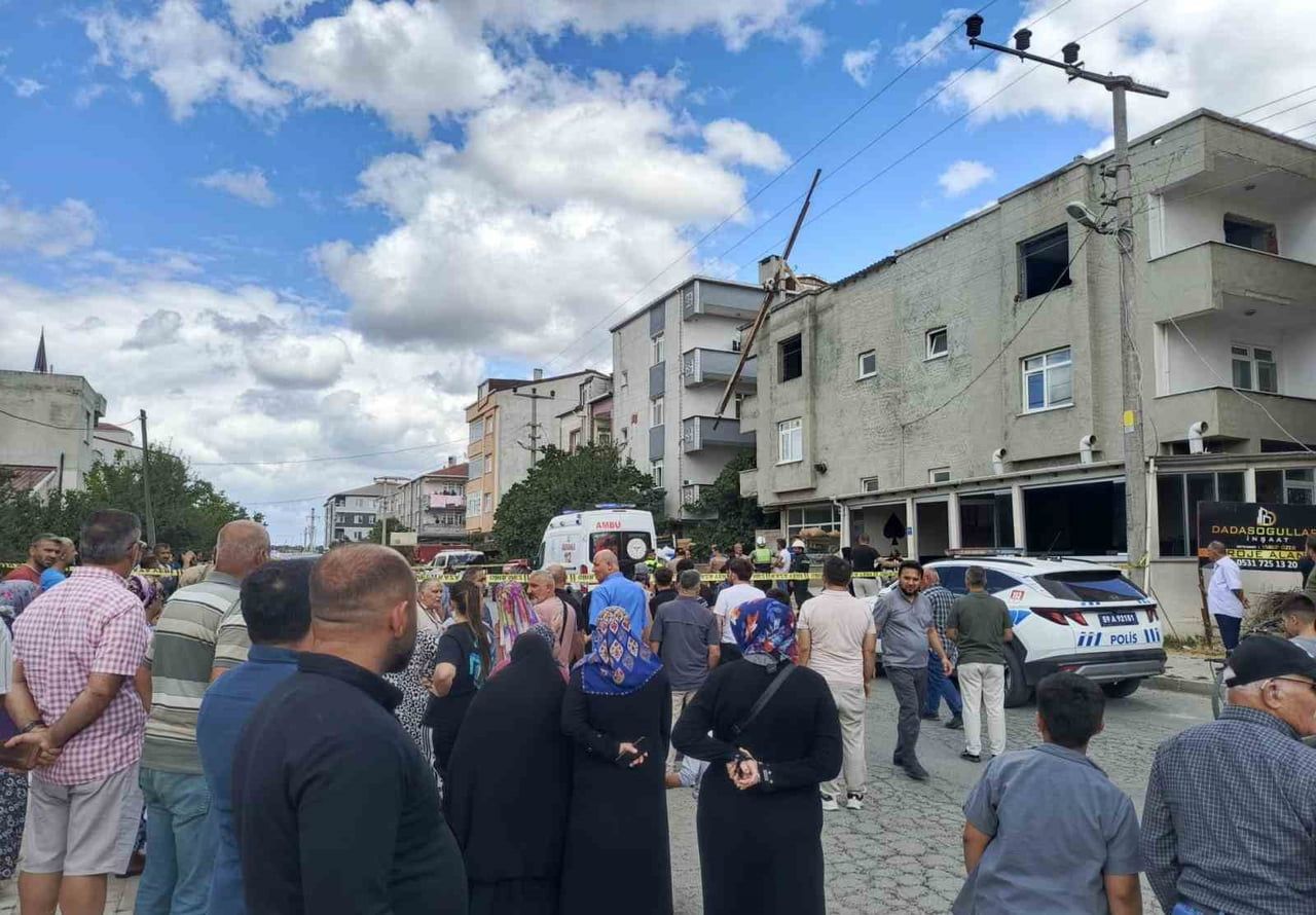 İNŞAAT ASANSÖRÜ ÜSTÜNDE YER ALAN VE ELEKTRİK TELLERİNE ÇARPAN MALZEME BÖYLE...