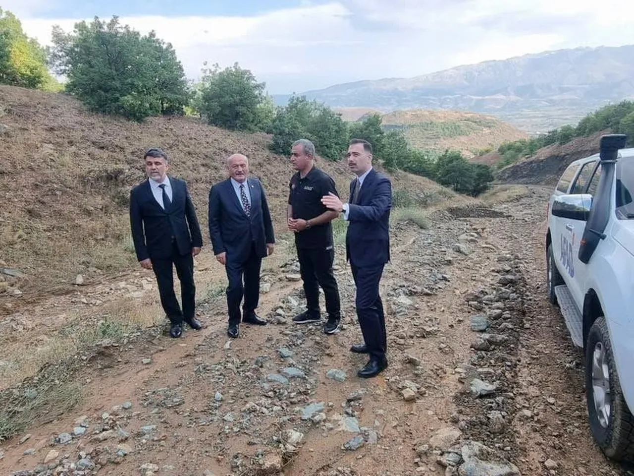 MİLLETVEKİLİ KARAMAN, ÜZÜMLÜ’DE TOPRAK KAYMASI BÖLGESİNİ DEĞERLENDİRDİ