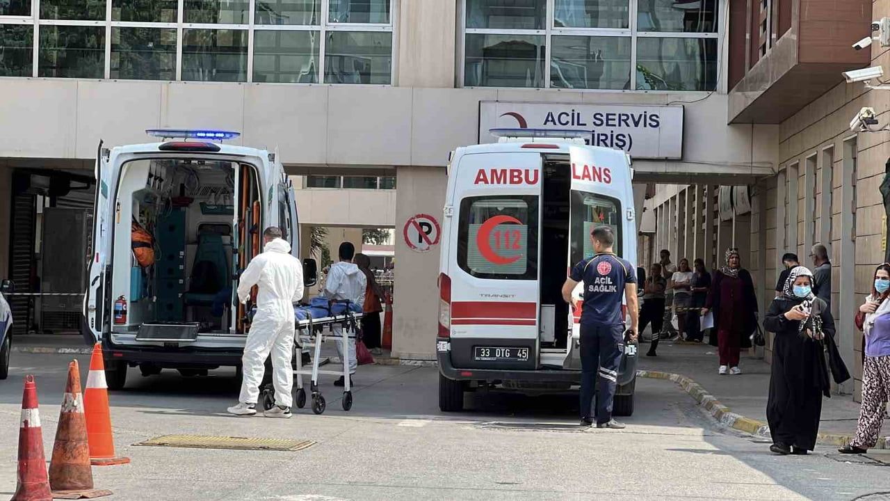 MERSİN ULUSLARARASI LİMANI'NDA İÇİNDE KİMYASAL MADDE BULUNAN BİR KONTEYNERE İŞ MAKİNESİ DEVRİLMESİ...
