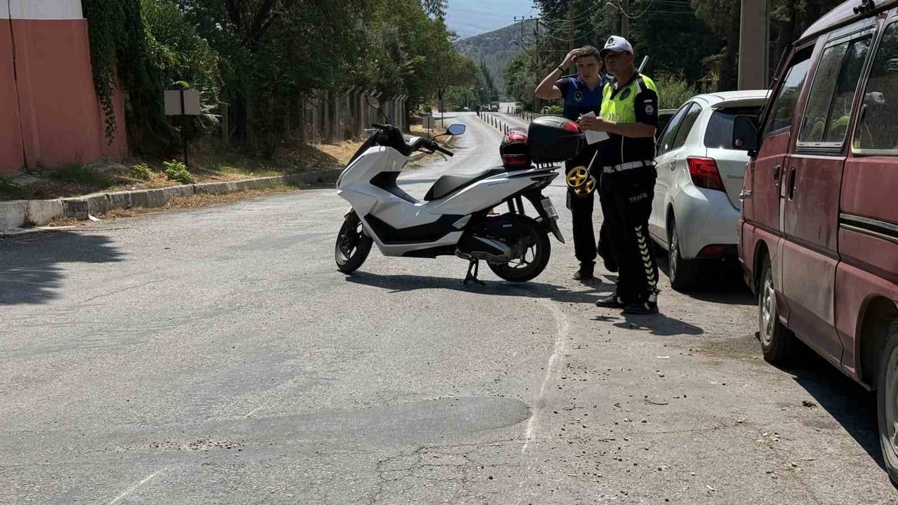 MUĞLA’NIN MENTEŞE İLÇESİNDE MOTOSİKLETİN ÖNÜNE ANİDEN ÇIKAN KÜÇÜK KIZ ÇOCUĞU, SÜRÜCÜNÜN FREN...