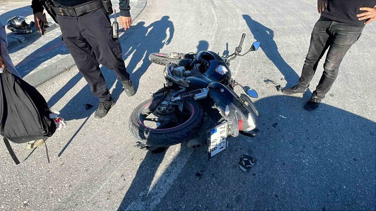 KARAMAN'DA OTOMOBİLLE ÇARPIŞAN MOTOSİKLETİN SÜRÜCÜSÜ YARALANDI.