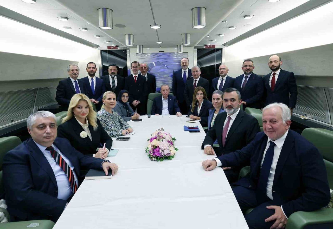 CUMHURBAŞKANI ERDOĞAN, TÜRKİYE’YE DÖNÜŞ YOLUNDA UÇAKTA BULUNAN GAZETECİLERİN SORULARINI...
