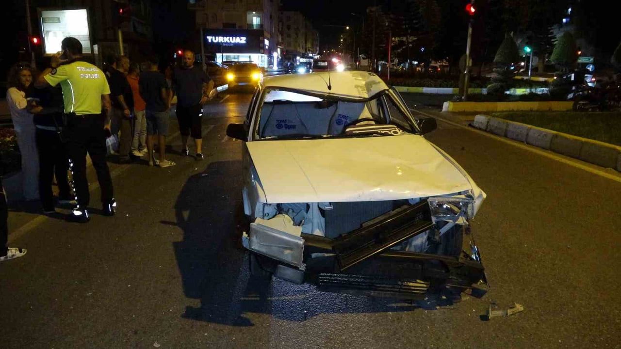 ANTALYA’NIN MANAVGAT İLÇESİNDE KIRMIZI IŞIK İHLALİ YAPAN OTOMOBİLİN MOTOSİKLETE ÇARPMASI SONUCU...