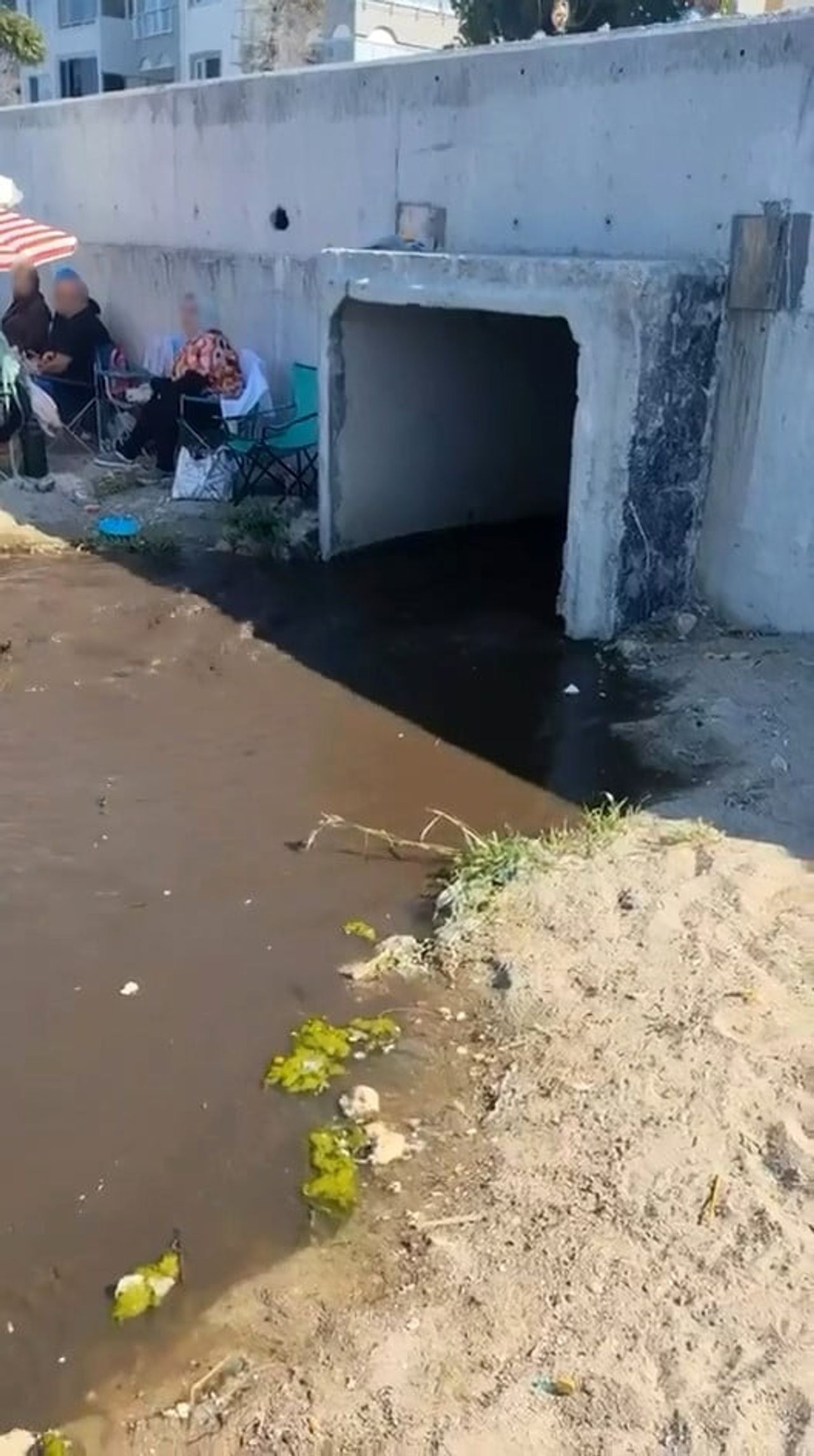MUDANYA İLÇESİNDE DENİZE KANALİZASYON ATIK SUYUNUN BOŞALTILDIĞI ANLAR CEP TELEFONU KAMERASINA...