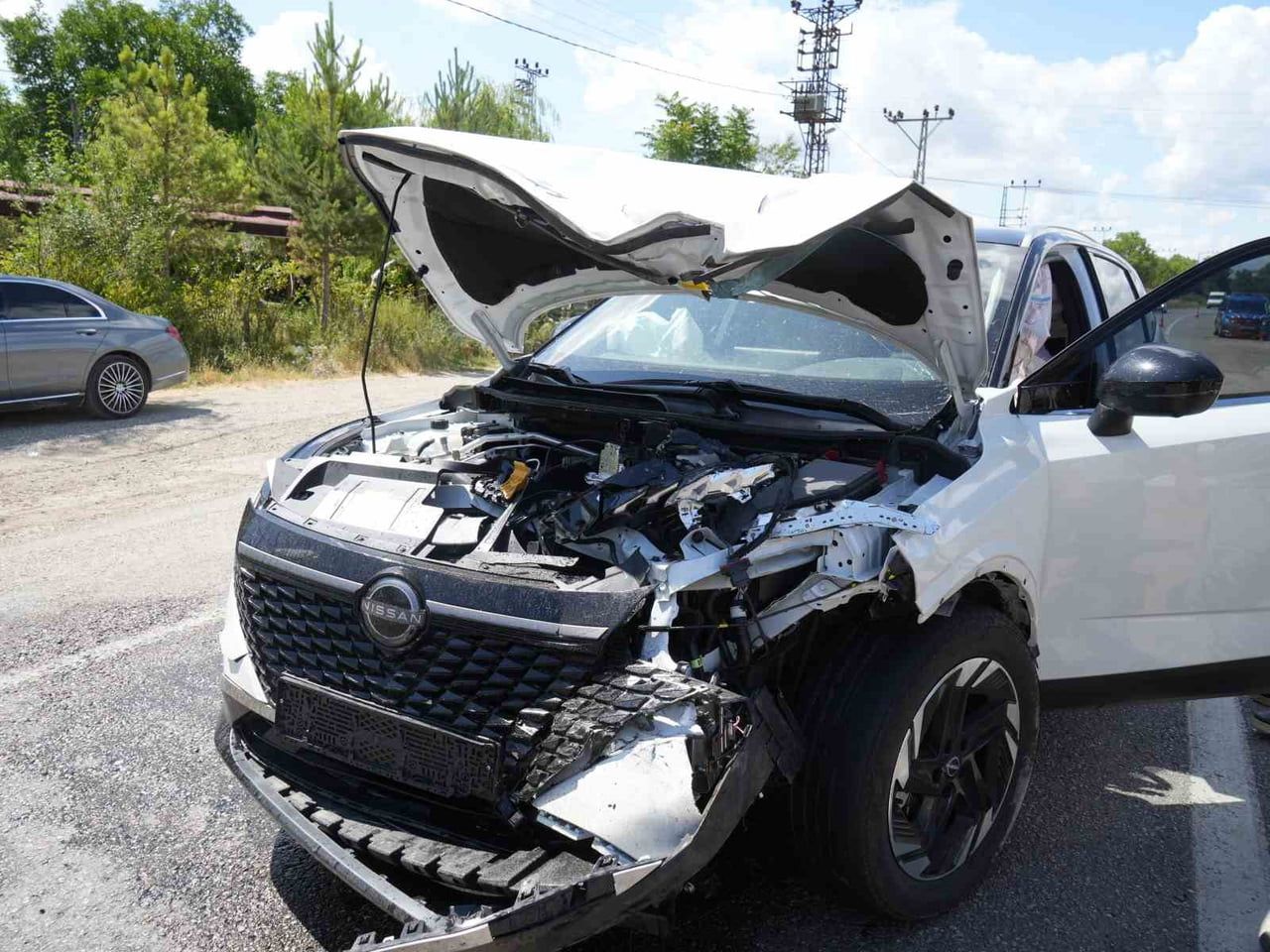 KASTAMONU'DA OTOMOBİL İLE CİPİN ÇARPIŞTIĞI KAZADA 1'İ AĞIR 5 KİŞİ YARALANDI.