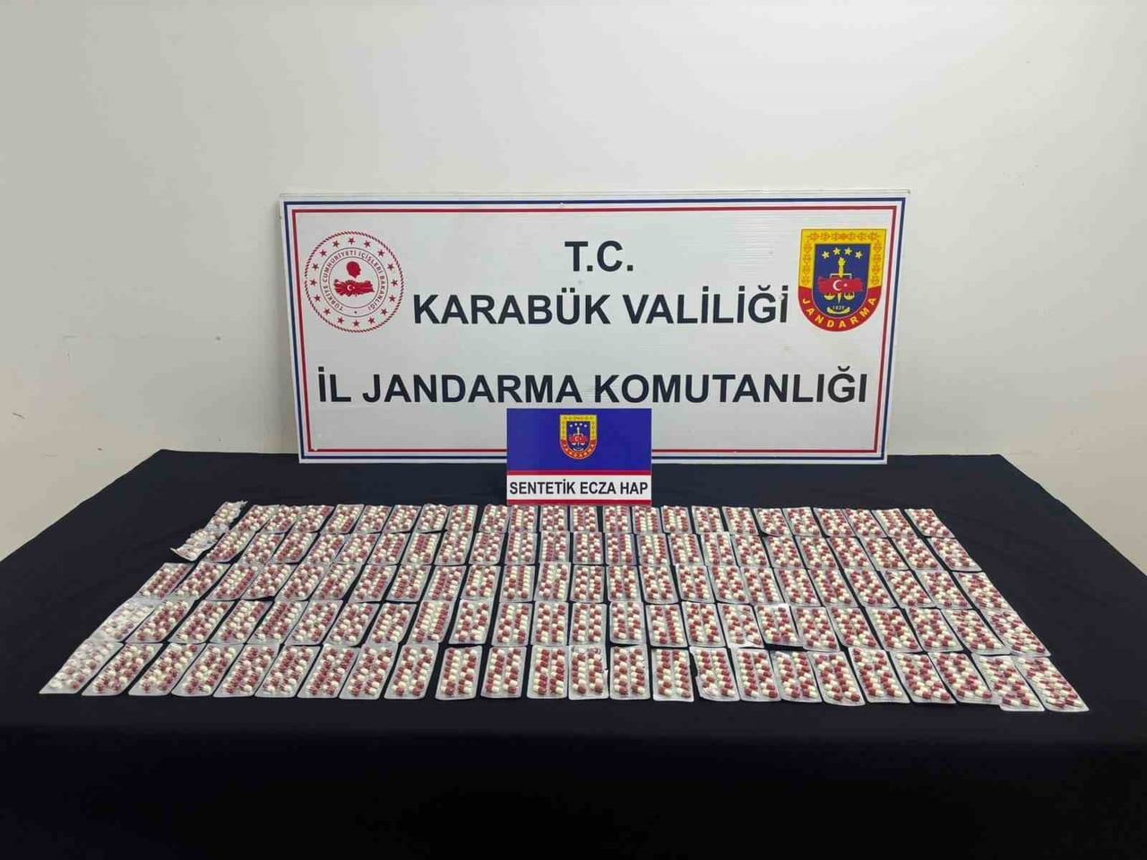 KARABÜK'TE JANDARMA EKİPLERİNCE DÜZENLENEN İKİ AYRI OPERASYONDA BİN 901 ADET SENTETİK ECZA HAPI...