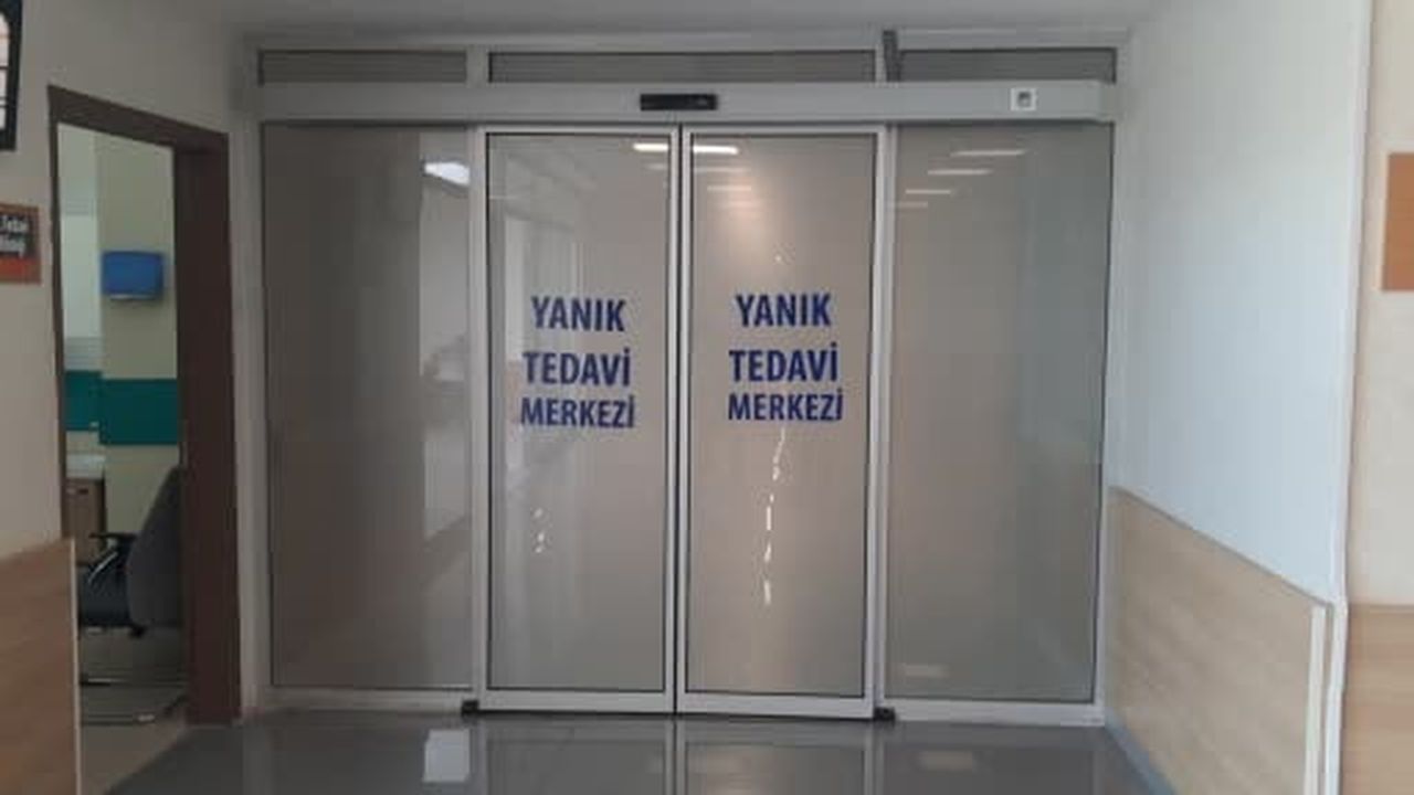 Kızını kurtarmak için alevlerin arasına girdi, kendisi de yandı
