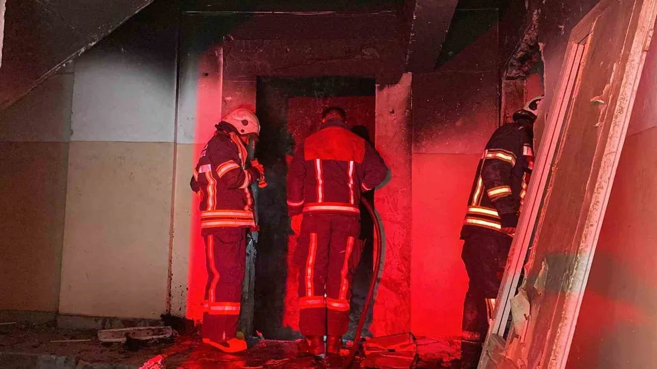 ELAZIĞ’DA 5 KATLI METRUK BİNADA ÇIKAN YANGIN, İTFAİYE EKİPLERİ TARAFINDAN KONTROL ALTINA ALINARAK...