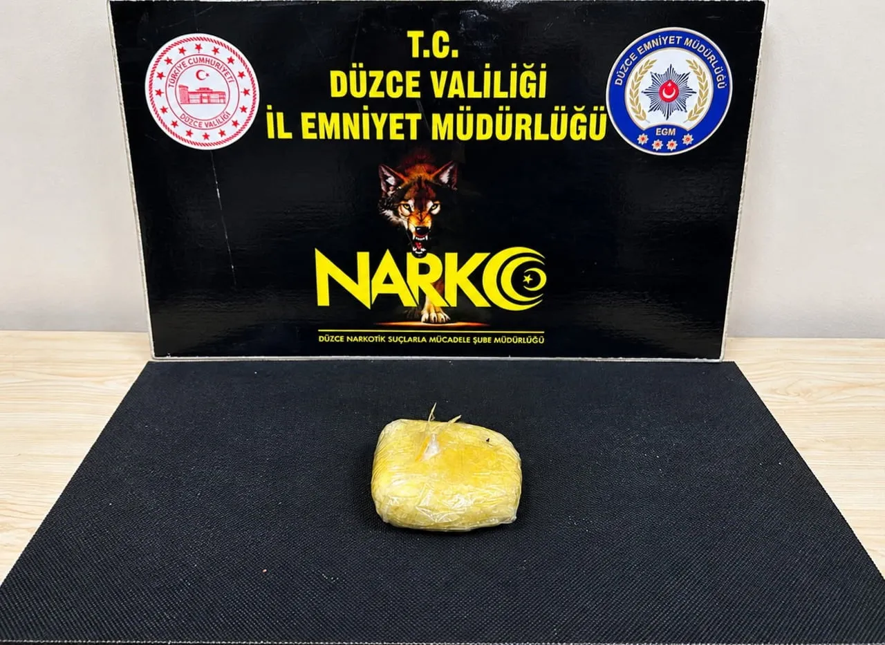 DÜZCE’DE POLİS EKİPLERİ TARAFINDAN YAPILAN OPERASYONDA DOĞU İLLERİNE UYUŞTURUCU SEVKİYATI YAPTIĞI...