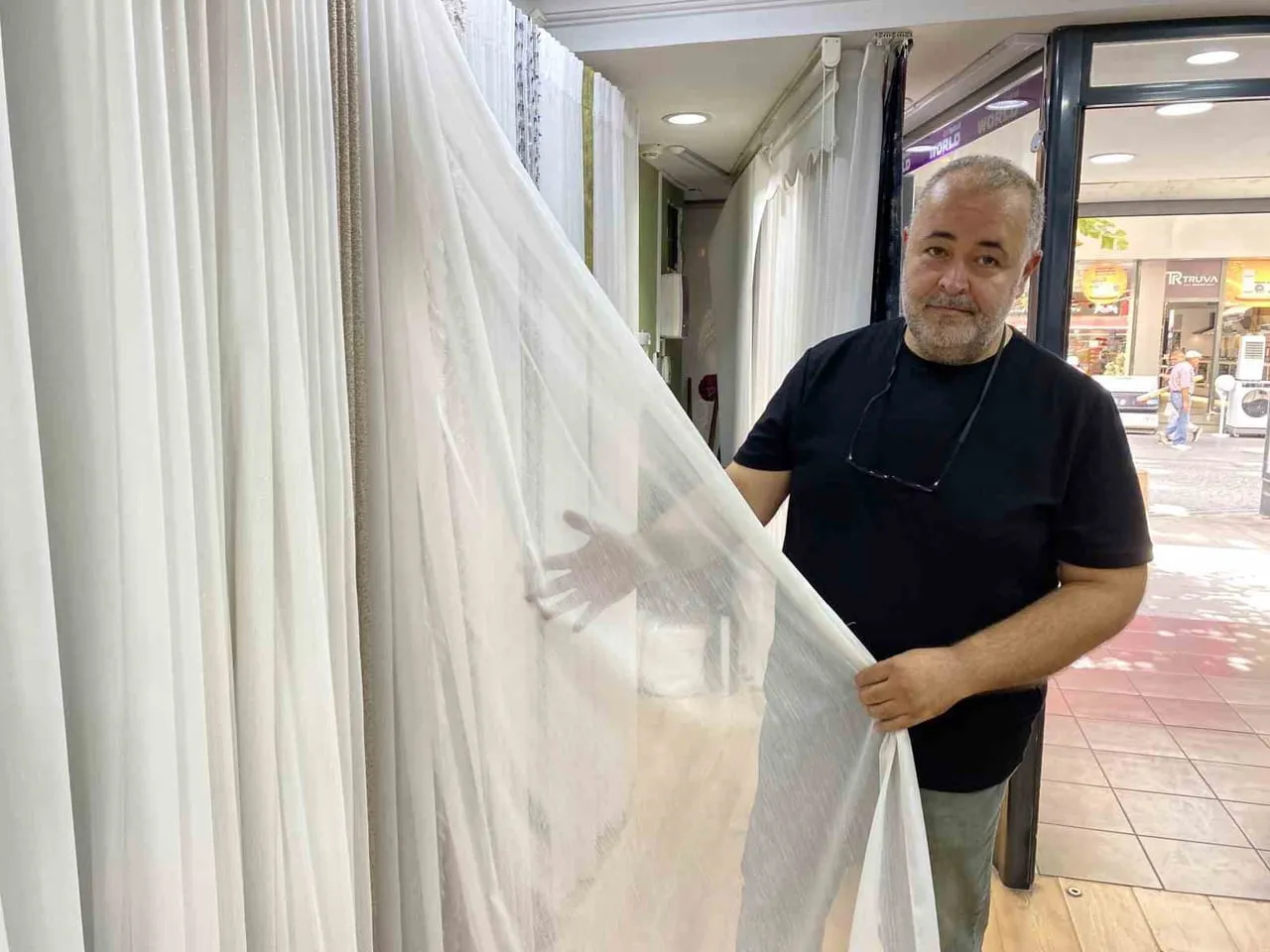ESKİŞEHİR'DE UZUN YILLARDIR PERDECİLİK YAPAN MUHSİN BAŞARAN, DÜĞÜN SEZONUNUN BU YIL BEKLEDİKLERİ...