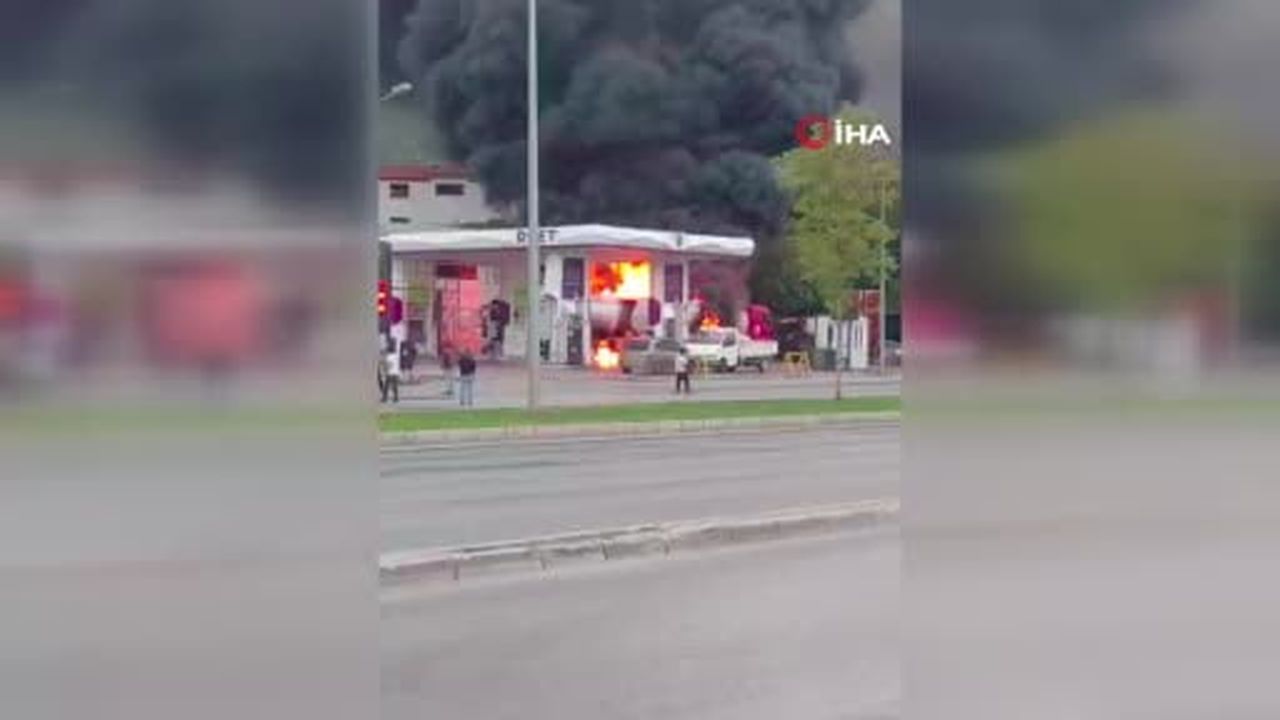Akaryakıt istasyonunda yakıt boşaltan tanker patladı: Yangını söndürme çalışmaları...