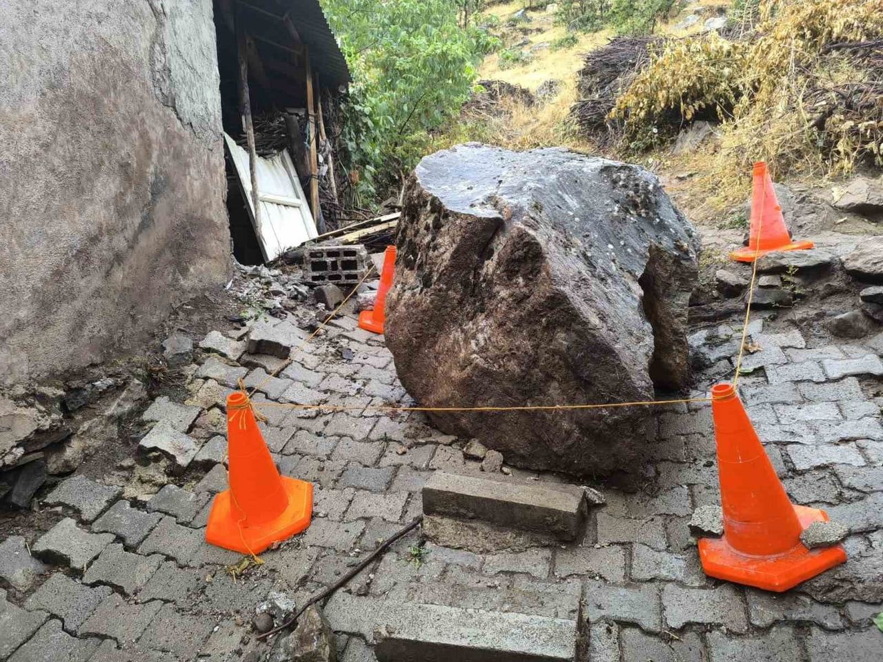 ÇATAK İLÇESİNDE ETKİLİ OLAN YAĞMURUN ARDINDAN YAMAÇTAN KOPAN KAYA PARÇASI BİR EVİN ÜZERİNE...