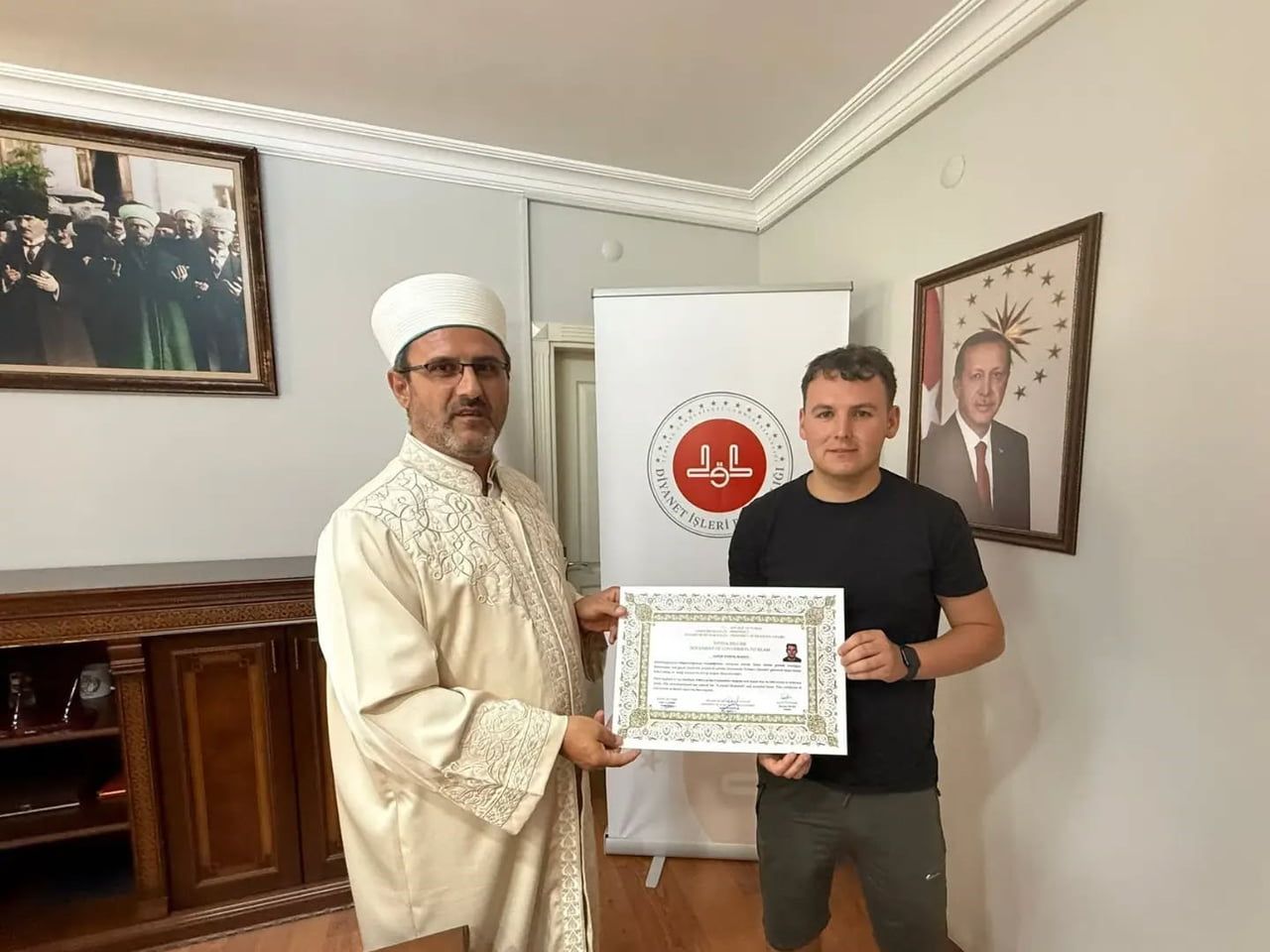 İRLANDA’NIN CORK ŞEHRİNDEN SÖKE’YE GELEN AARON MURRAY, BAYRAM NAMAZINDA ŞAHİT OLDUĞU BİRLİK...