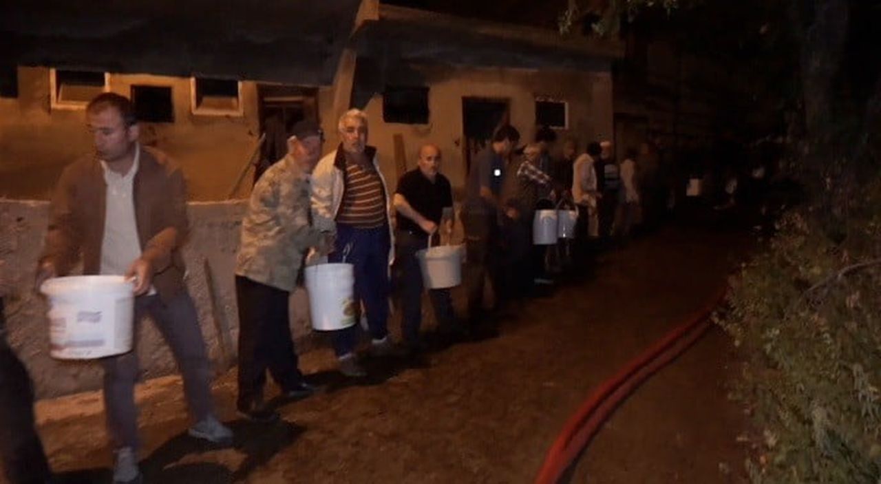 2 EV VE BİR AHIRIN KÜLE DÖNDÜĞÜ YANGINDA KÖY SAKİNLERİ ELDEN ELE KOVALARLA SU TAŞIDI
