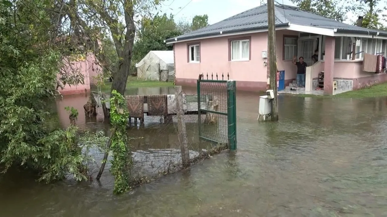 SAMSUN'UN ÇARŞAMBA İLÇESİNDE ETKİLİ OLAN SAĞANAK NEDENİYLE EV VE TARIM ARAZİLERİ SULAR ALTINDA...