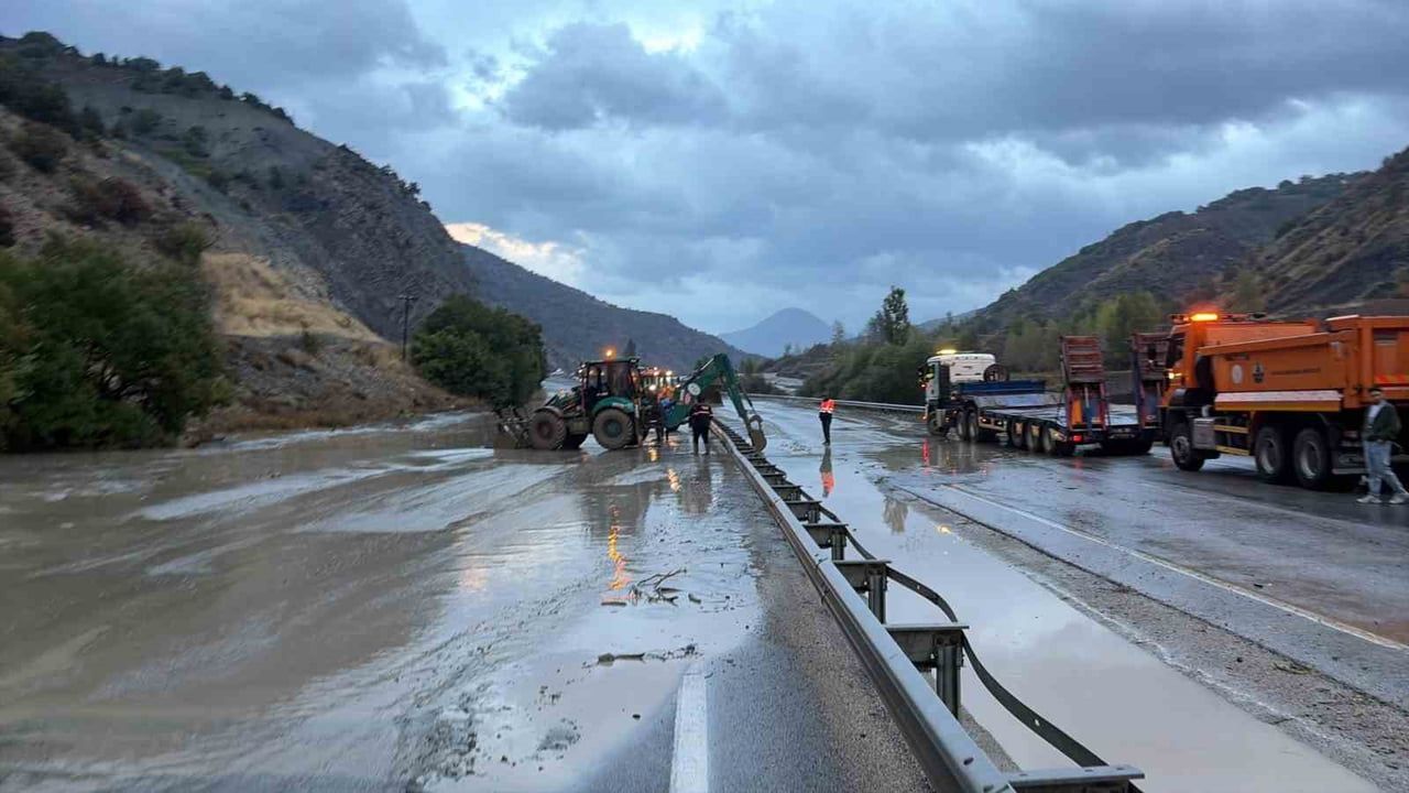 ERZİNCAN-ERZURUM KARA YOLU KONTROLLÜ OLARAK TRAFİĞE AÇILDI