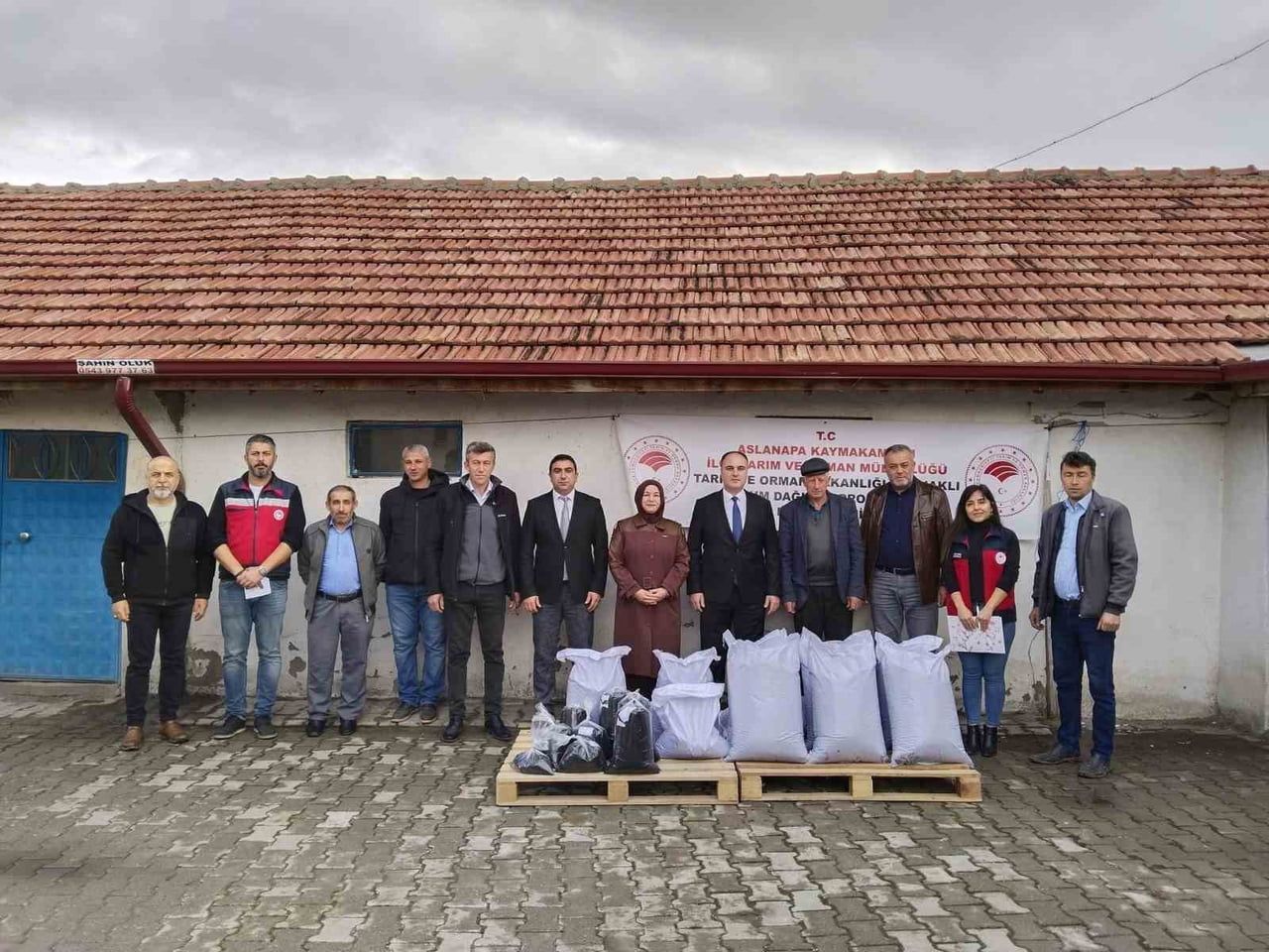 ASLANAPA’DA 8 ÜRETİCİYE YÜZDE 50 HİBELİ ÇÖREKOTU TOHUMU DESTEĞİ
