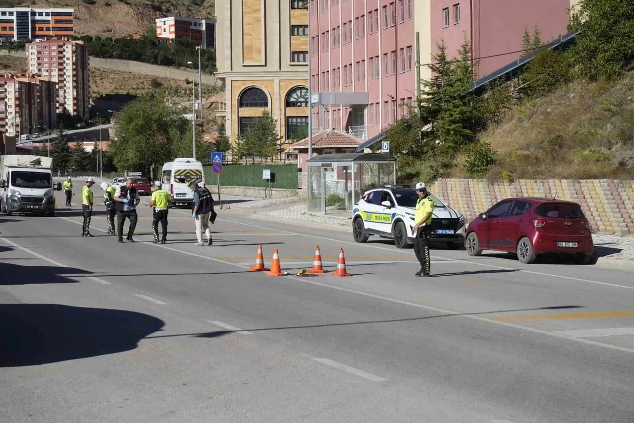 GÜMÜŞHANE’DE YOLUN KARŞISINA GEÇMEYE ÇALIŞIRKEN OTOMOBİLİN ÇARPMASI SONUCU AĞIR YARALANAN YAŞAR...